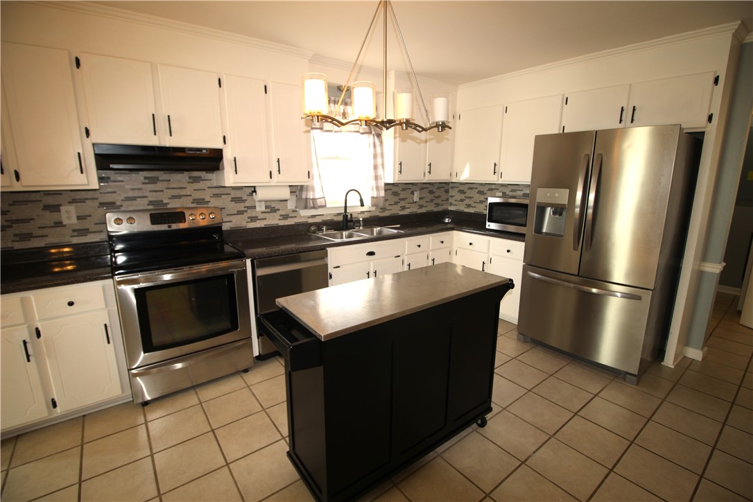 503 Hillandale Road Liberty, SC 29657 - Photo 2 of 33 Kitchen with SS appliances