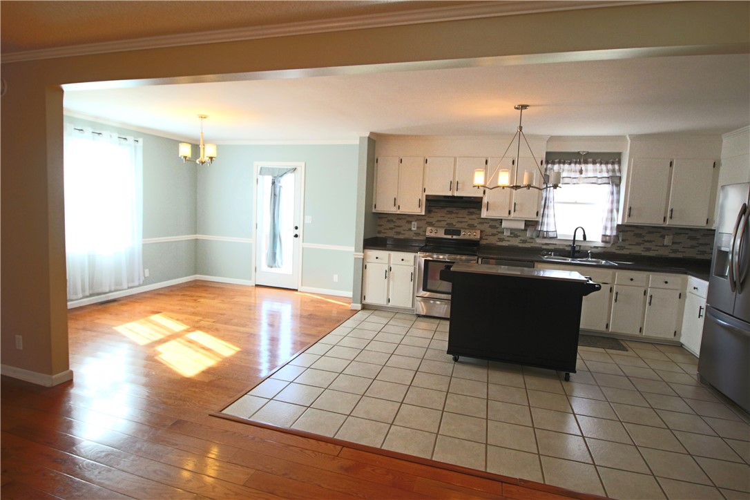 503 Hillandale Road Liberty, SC 29657 - Photo 6 of 33 Kitchen and dining area