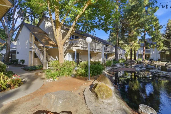 a view of a fountain in front of house