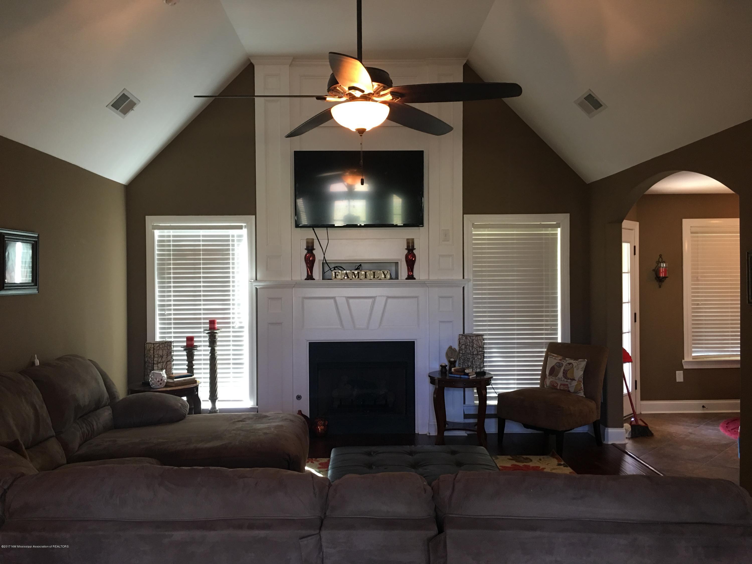 7054 Yellow Dog Road Senatobia, MS 38668 - Photo 11 of 52 Living Room