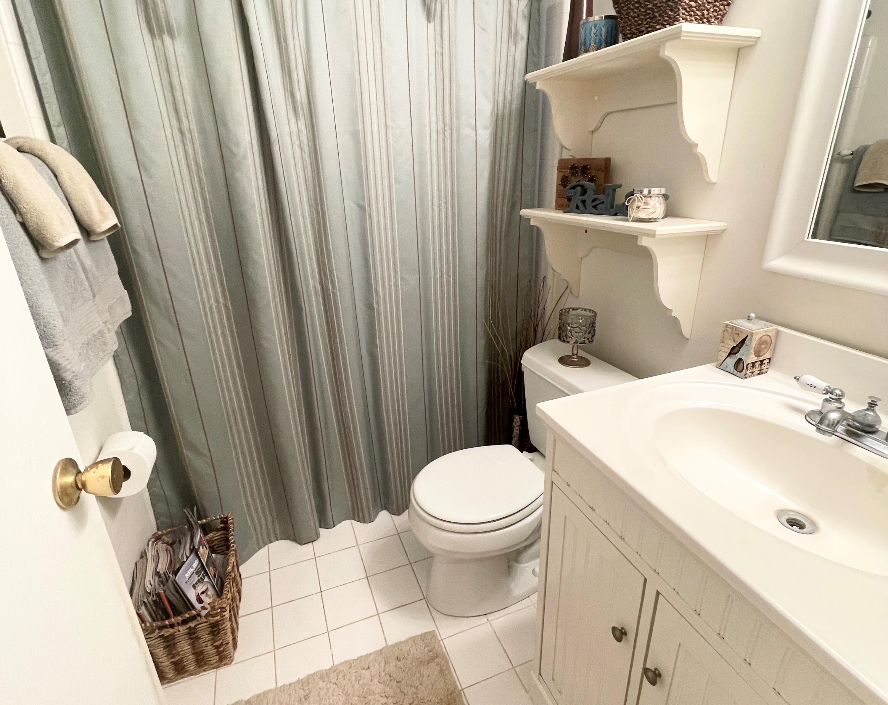 403 West Riverside Drive Tequesta, FL 33469 - Photo 9 of 26 Guest Bath