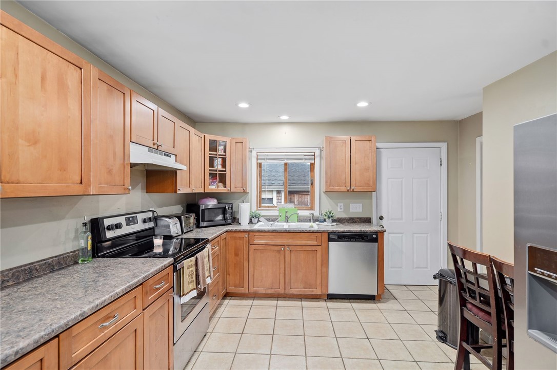 94 Whittier Road Pawtucket, RI 02861 - Photo 7 of 18