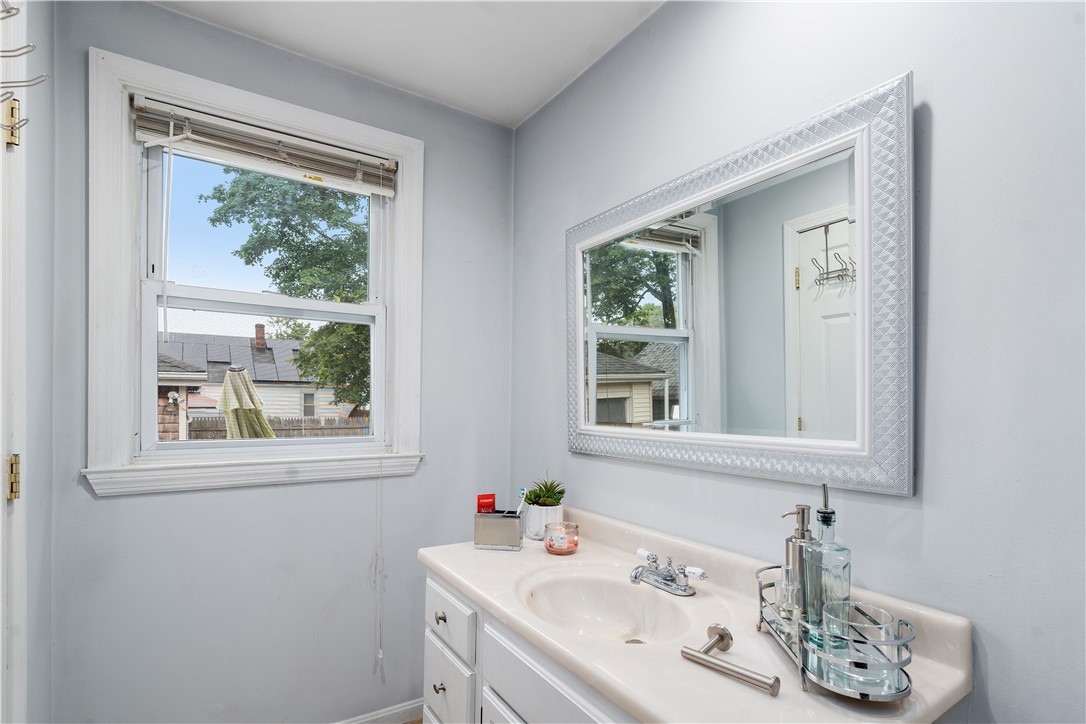 94 Whittier Road Pawtucket, RI 02861 - Photo 9 of 18