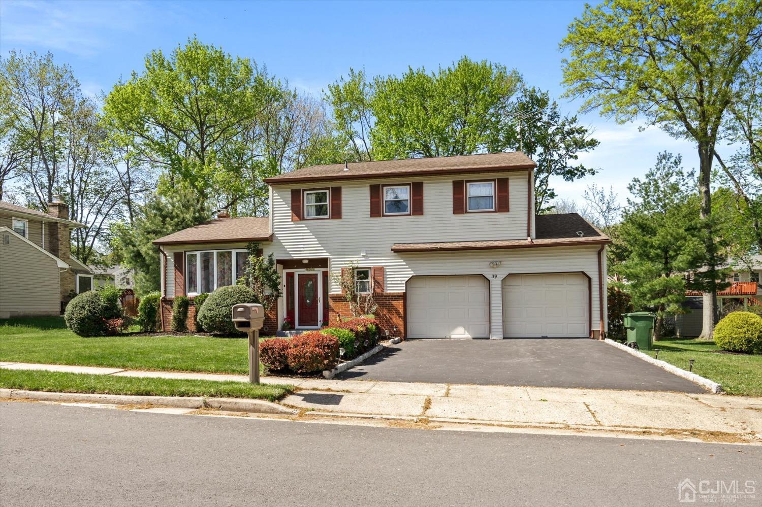 39 Lynnwood Road Edison, NJ 08820 - Photo 1 of 32 front view of a house with a garden