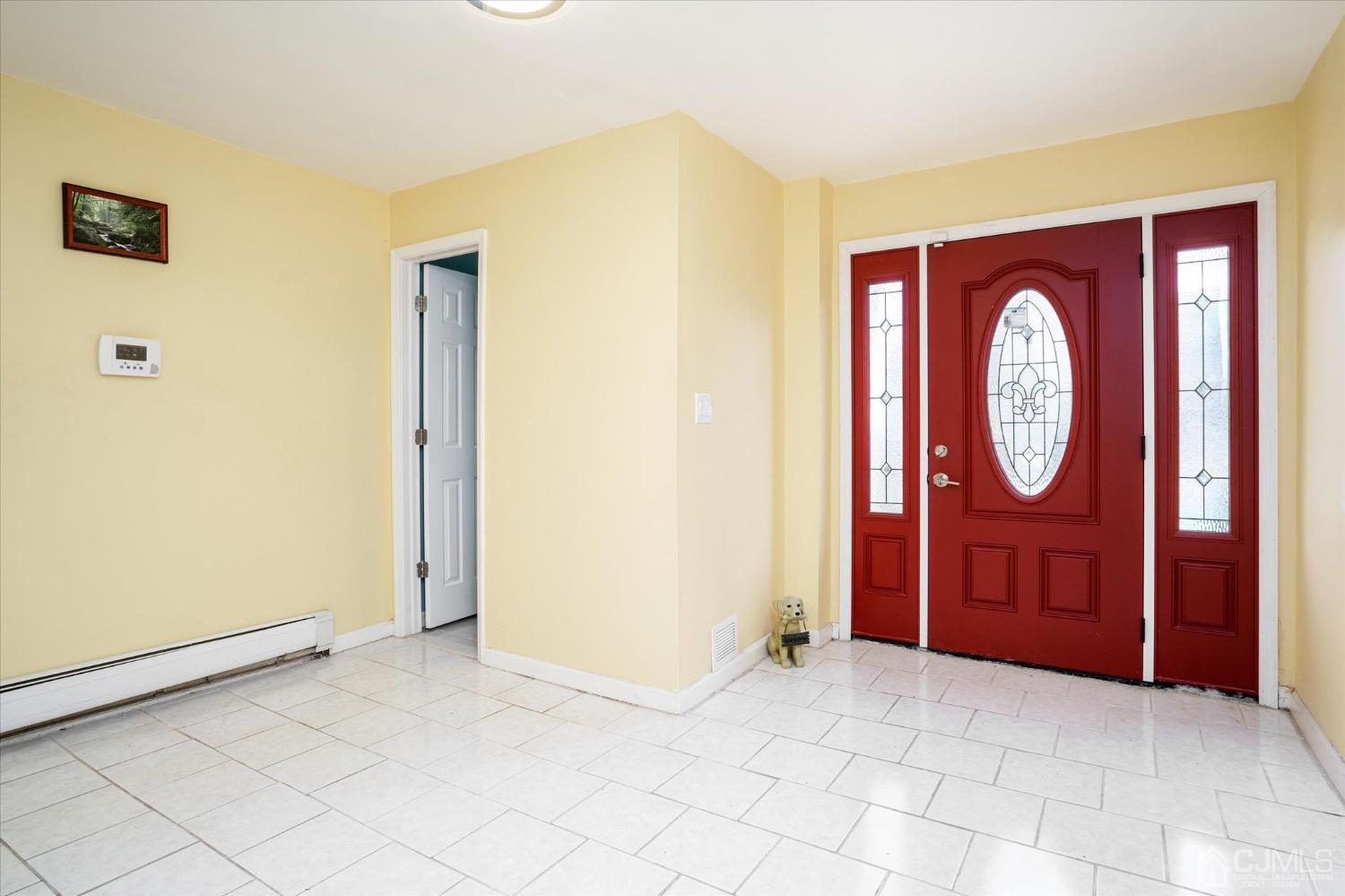 39 Lynnwood Road Edison, NJ 08820 - Photo 3 of 32 a view of front door with a mirror