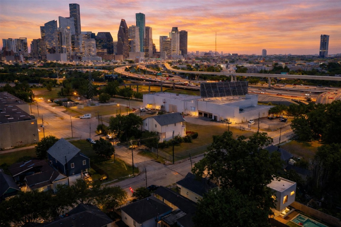 1819 South Street Houston, TX 77009 - Photo 2 of 27 a view of a city