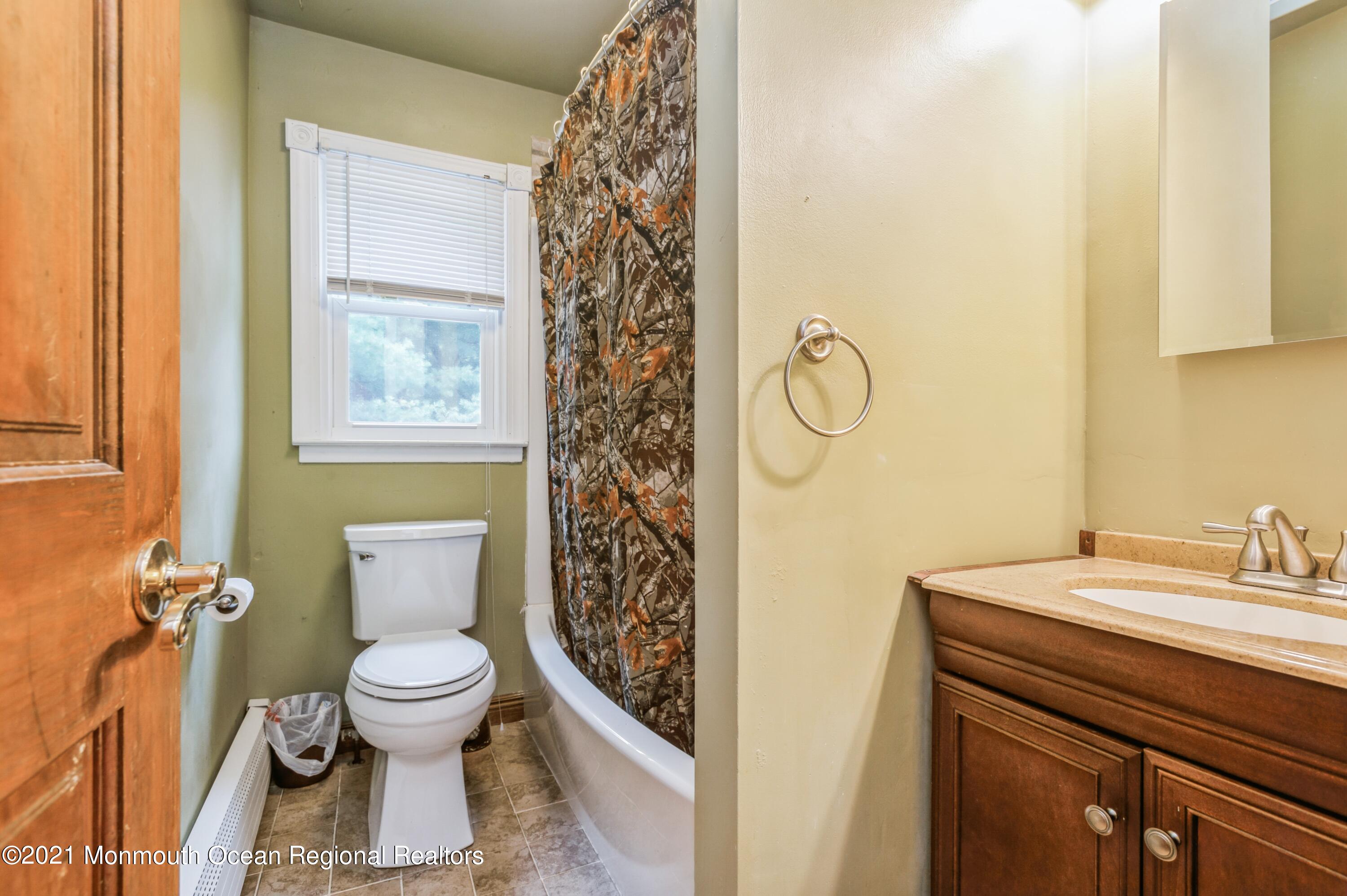 540 Wright Debow Road Jackson, NJ 08527 - Photo 17 of 20 Bathroom