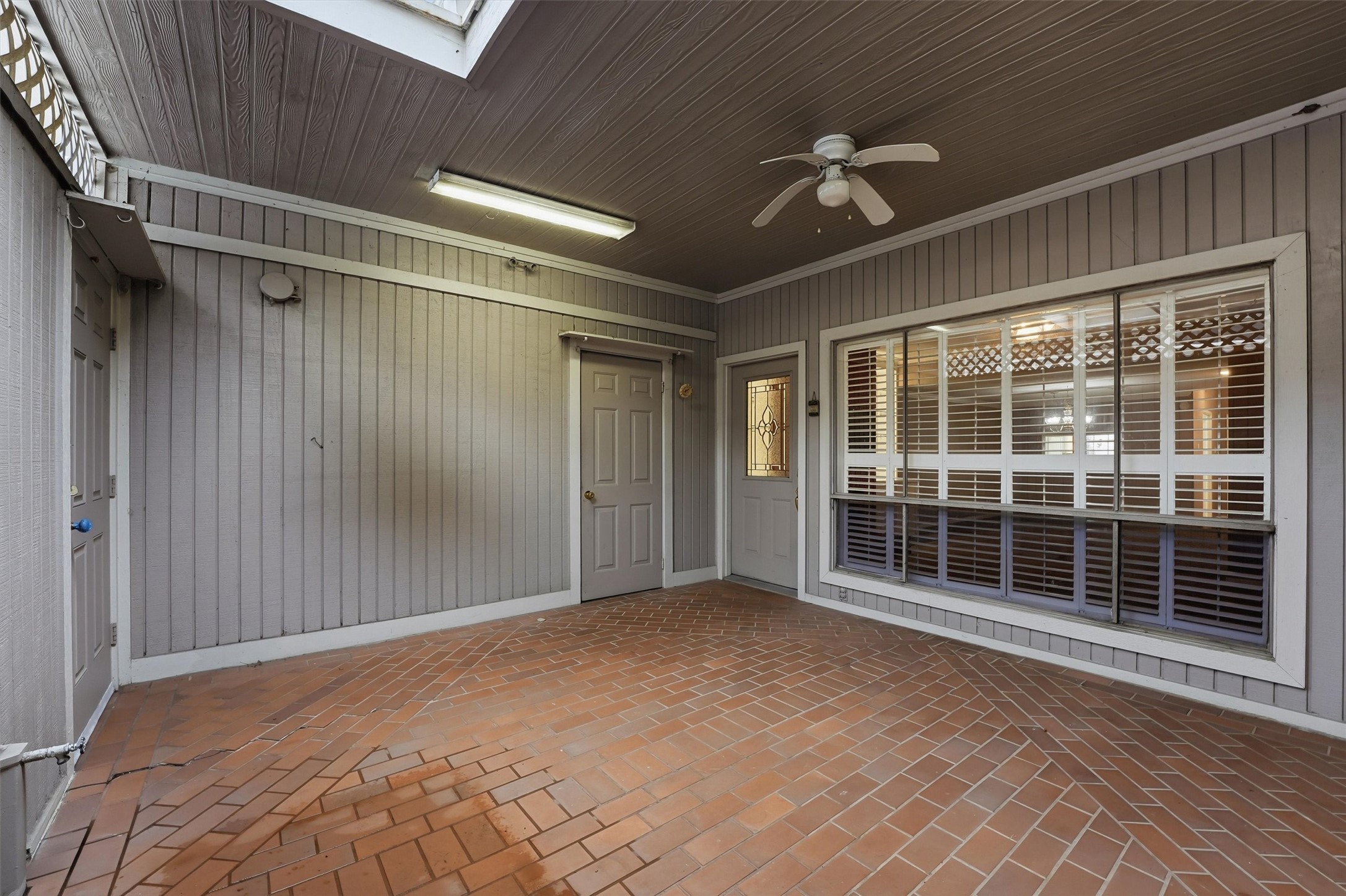 2232 South Piney Point Road, Unit 108 Houston, TX 77063 - Photo 24 of 32 a view of an empty room with a window