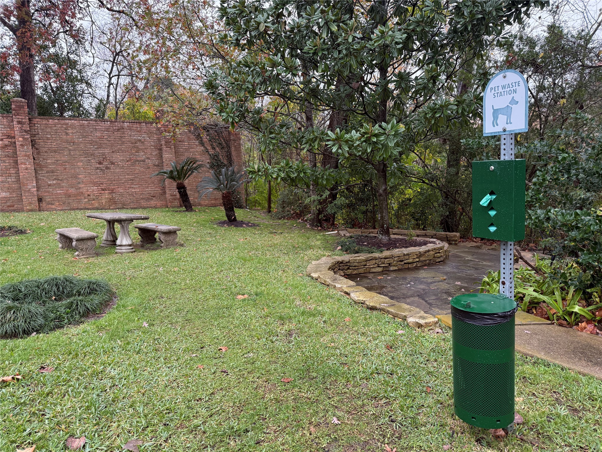 2232 South Piney Point Road, Unit 108 Houston, TX 77063 - Photo 27 of 32 a backyard of a house with lots of green space
