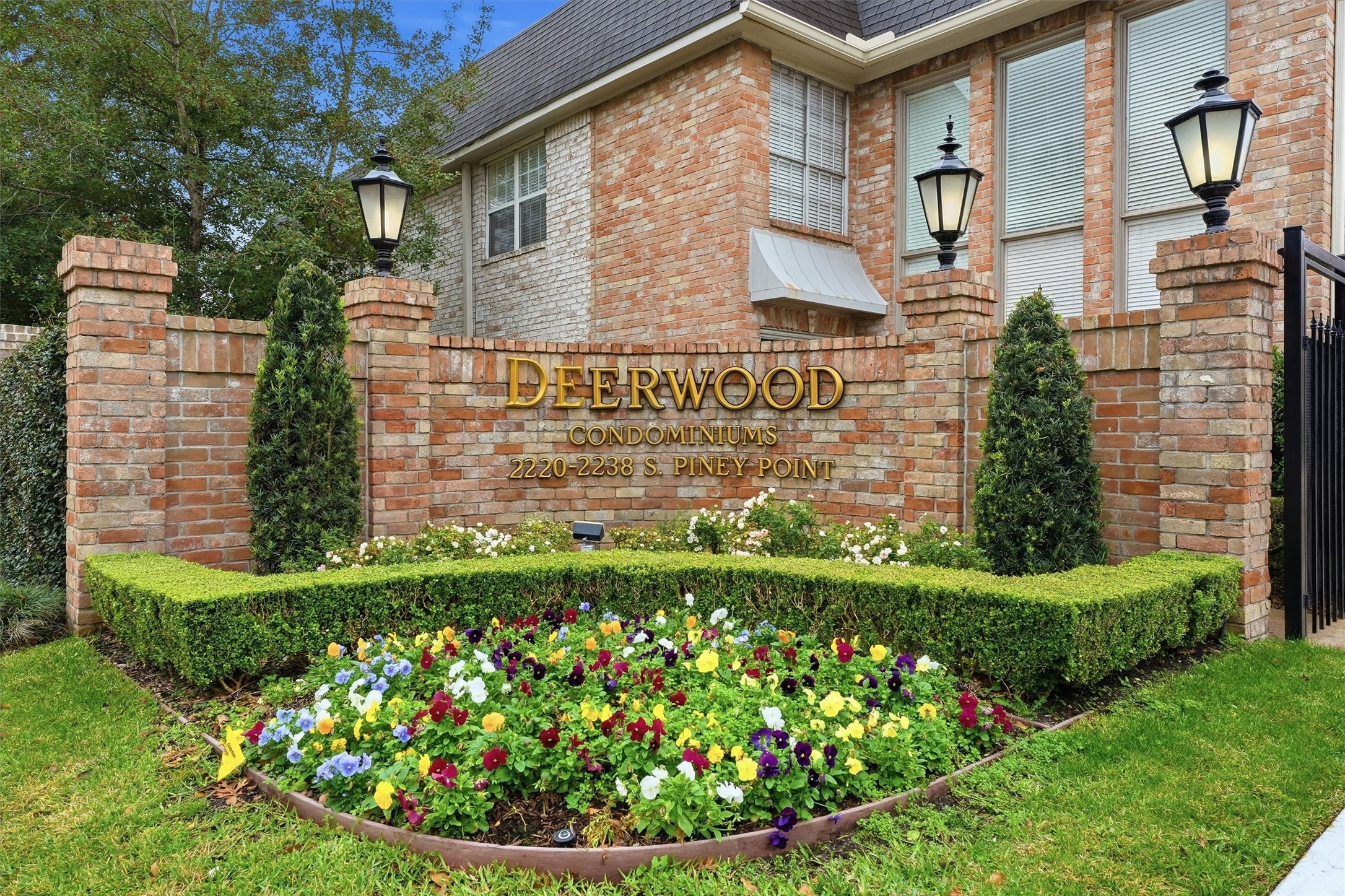 2232 South Piney Point Road, Unit 108 Houston, TX 77063 - Photo 29 of 32 a front view of a house with a garden