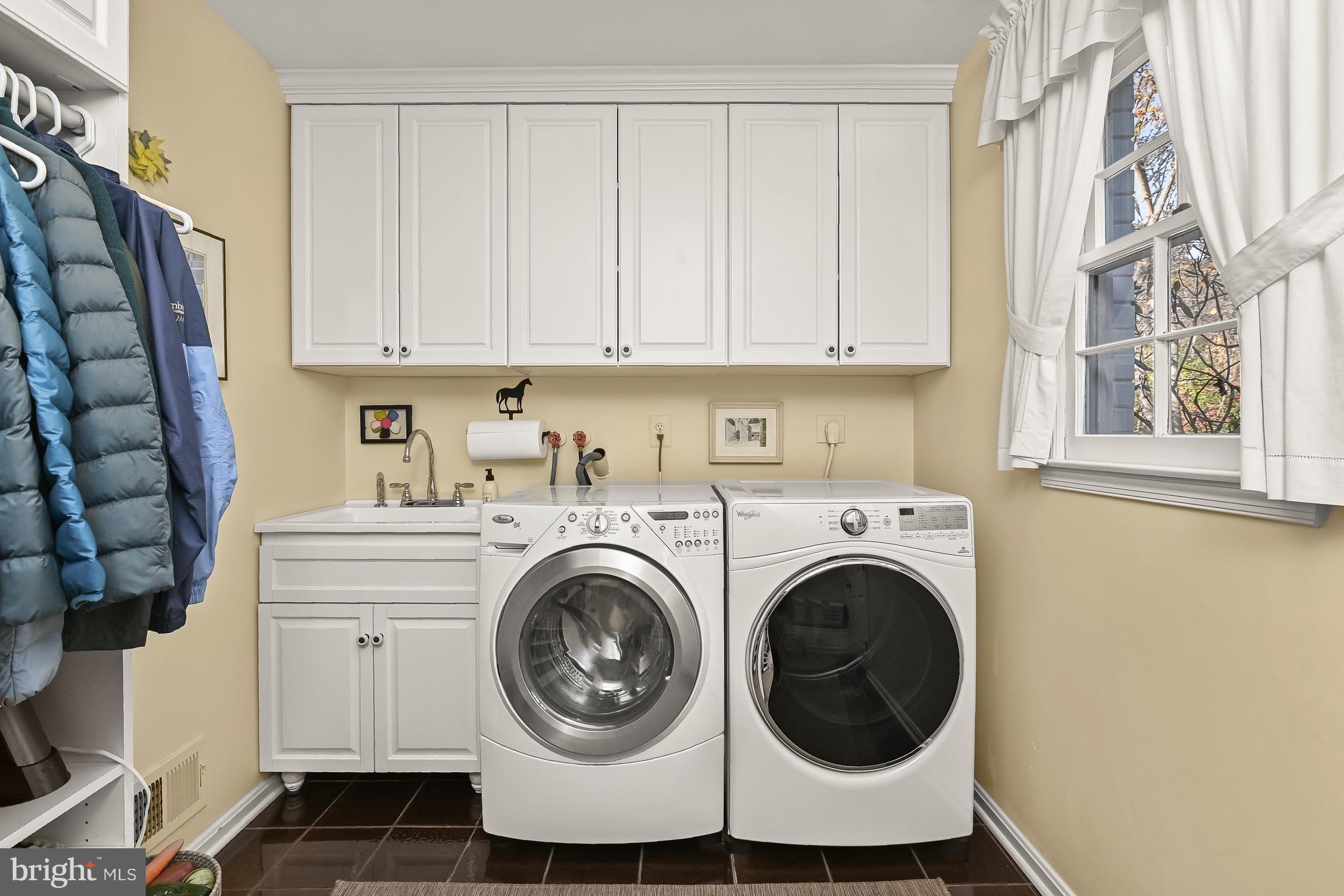 11700 Beekman Place Potomac, MD 20854 - Photo 18 of 44 Laundry and Mud Room