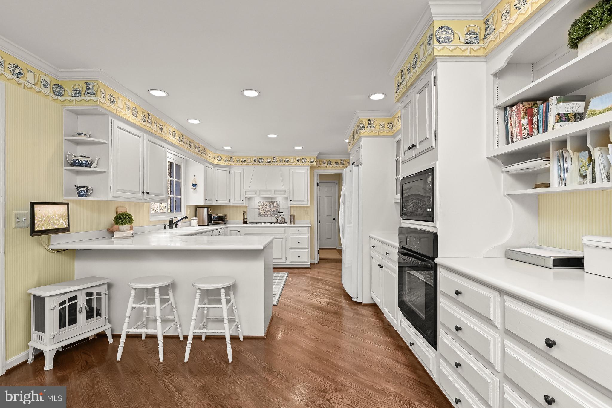 11700 Beekman Place Potomac, MD 20854 - Photo 7 of 44 Chef's Kitchen with Breakfast Bar Seating
