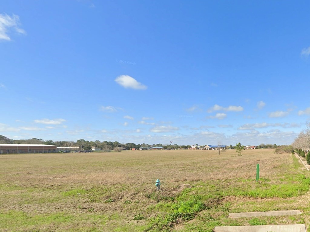 1 North Valderas Street Angleton, TX 77515 - Photo 6 of 8