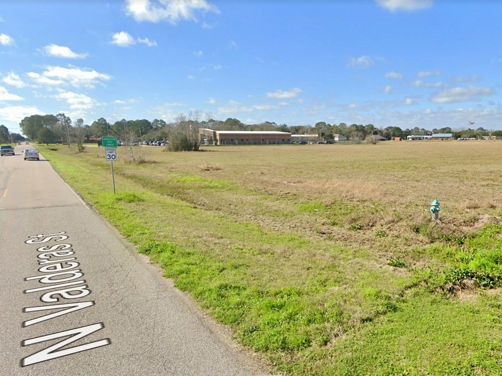 1 North Valderas Street Angleton, TX 77515 - Photo 7 of 8