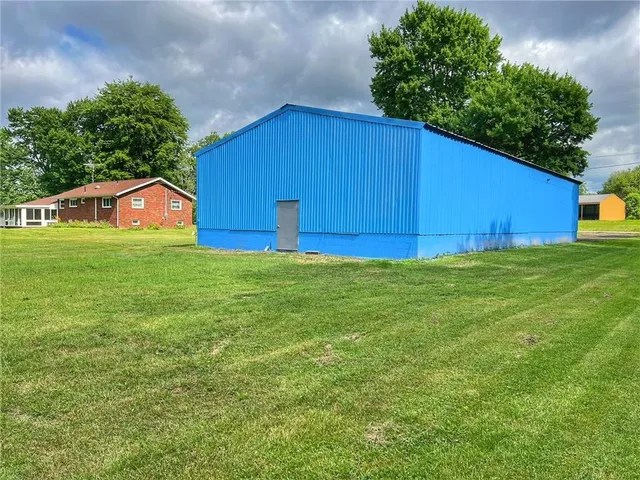 a view of a backyard
