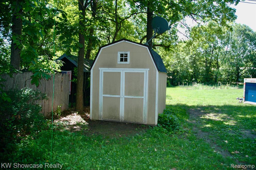 6673 Windiate Road Waterford, MI 48329 - Photo 27 of 41