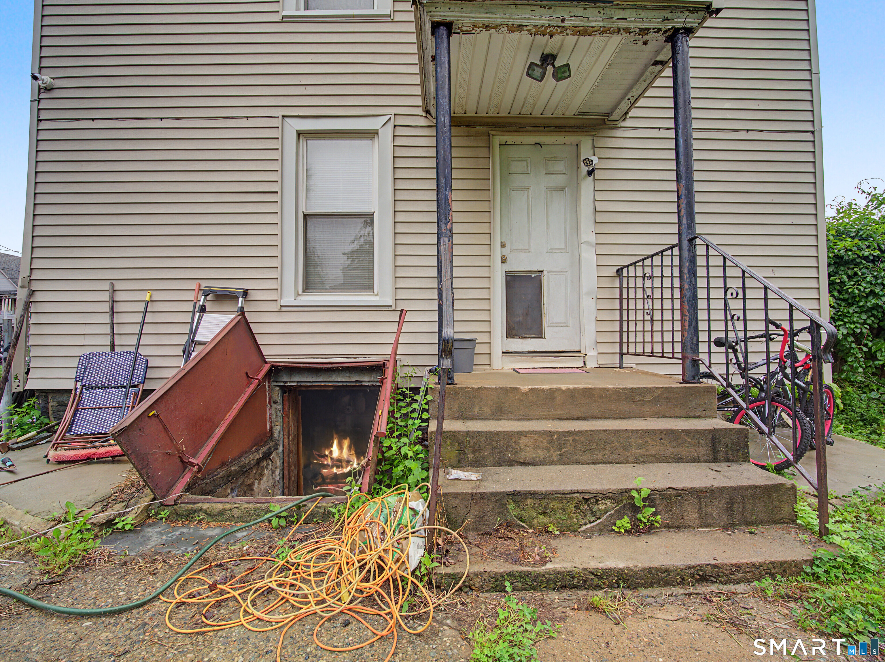 319 Carroll Avenue Bridgeport, CT 06607 - Photo 37 of 40 a front view of a house with a garden