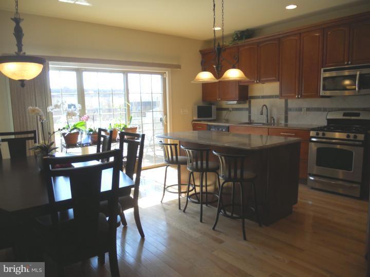 493 F Harmon Road Philadelphia, PA 19128 - Photo 8 of 25 Kitchen