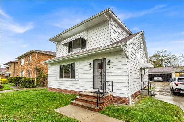 $190,000 | 927 East 216th Street, Euclid, OH 44119