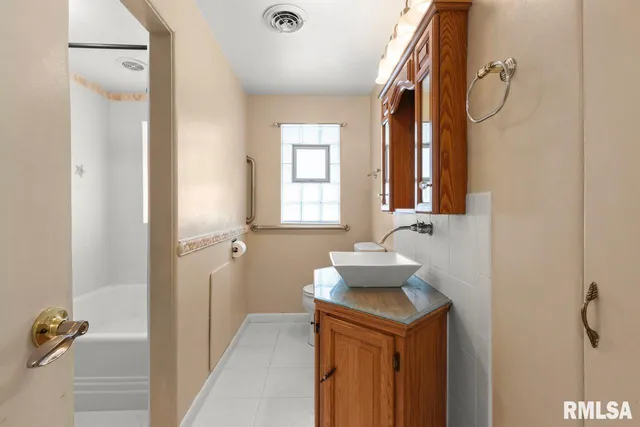 $250,000 | 125 Sherwood Court, Creve Coeur, IL 61610