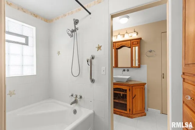 $250,000 | 125 Sherwood Court, Creve Coeur, IL 61610