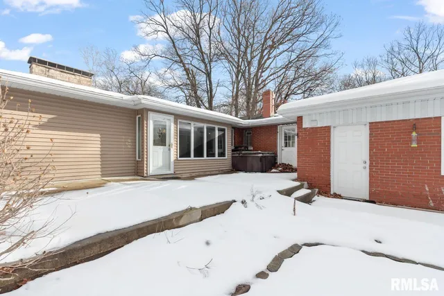 $250,000 | 125 Sherwood Court, Creve Coeur, IL 61610