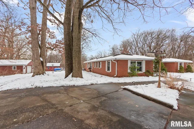 $250,000 | 125 Sherwood Court, Creve Coeur, IL 61610