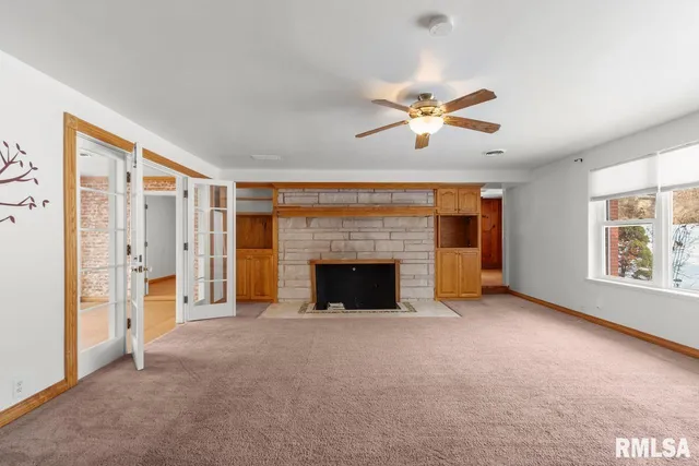 $250,000 | 125 Sherwood Court, Creve Coeur, IL 61610