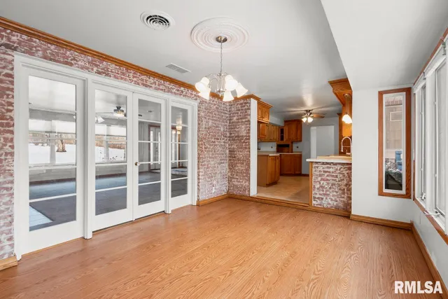 $250,000 | 125 Sherwood Court, Creve Coeur, IL 61610