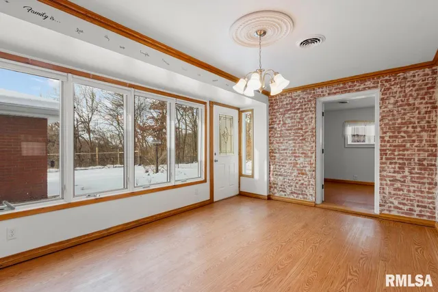 $250,000 | 125 Sherwood Court, Creve Coeur, IL 61610