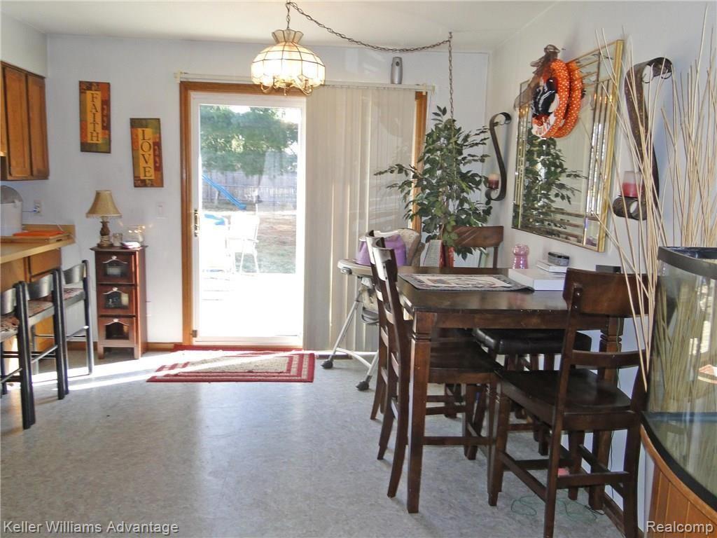 2740 South Commerce Road Walled Lake, MI 48390 - Photo 3 of 15 Breakfast Room.jpg