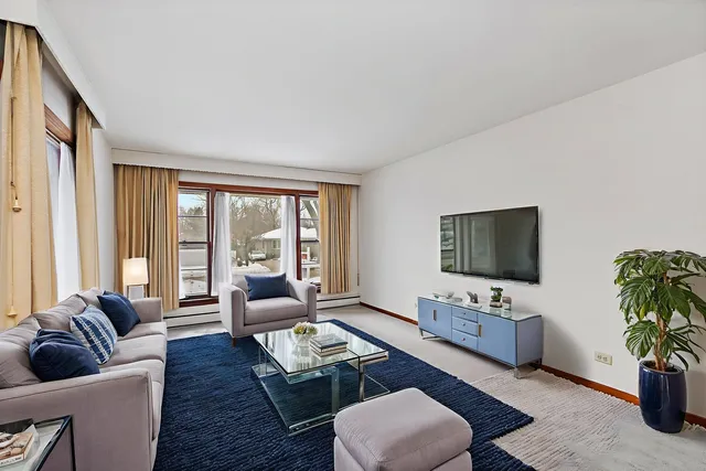 $335,000 | 305 North Craig Place, Lombard, IL 60148