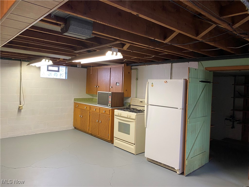 421 Omar Street Struthers, OH 44471 - Photo 19 of 31 Kitchen featuring white appliances