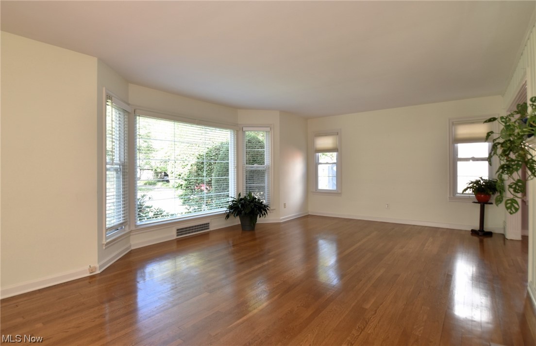 2295 Loyola Road Cleveland, OH 44118 - Photo 6 of 34