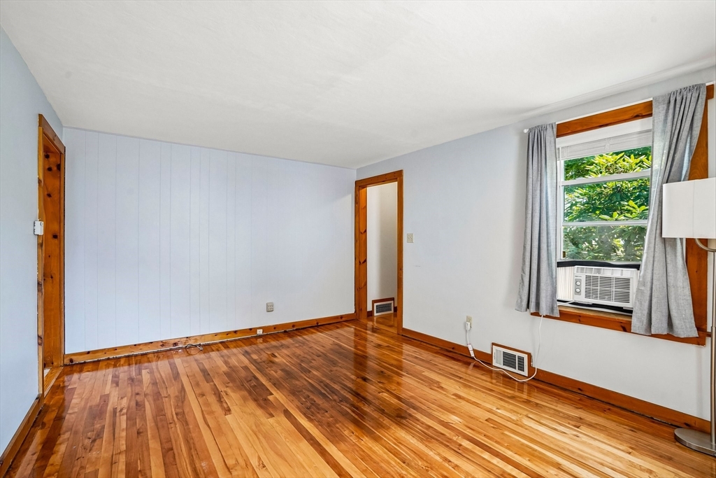 10 Standish Street Worcester, MA 01604 - Photo 8 of 27