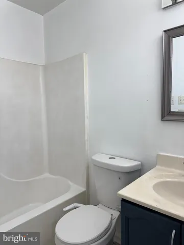 a picture of a small white and black white wall