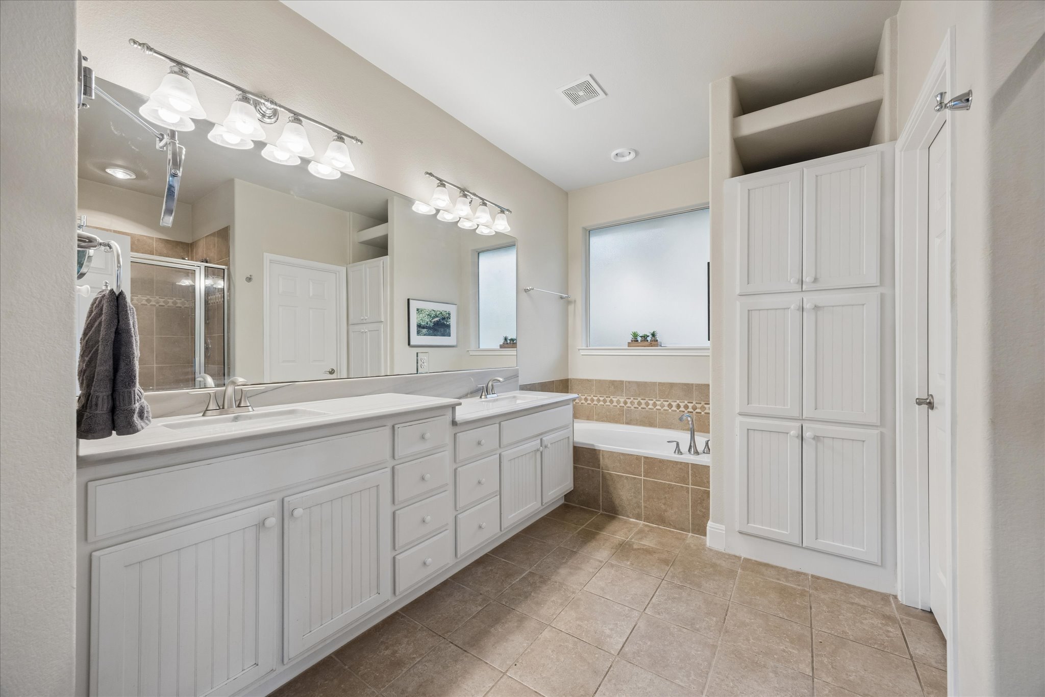 313 South Flamingo Drive Austin, TX 78734 - Photo 15 of 24 Nice relaxing soaking tub and fabulous quartzite double vanity.