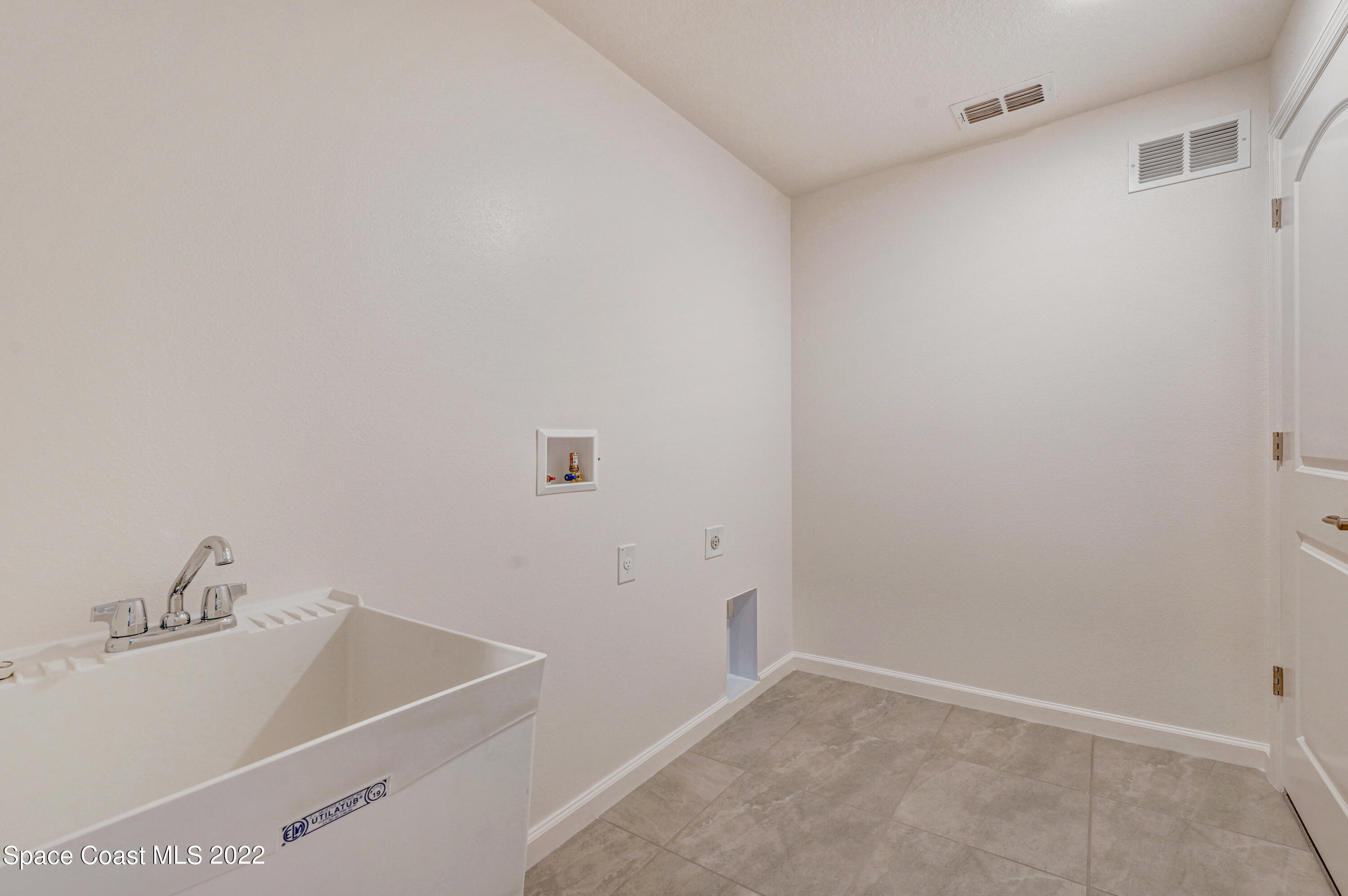 561 Scenic Road Palm Bay, FL 32908 - Photo 29 of 40 a view of a small space