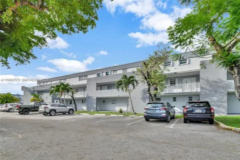 $255,000 | 9371 Fontainebleau Boulevard, Unit I101, Miami, FL 33172