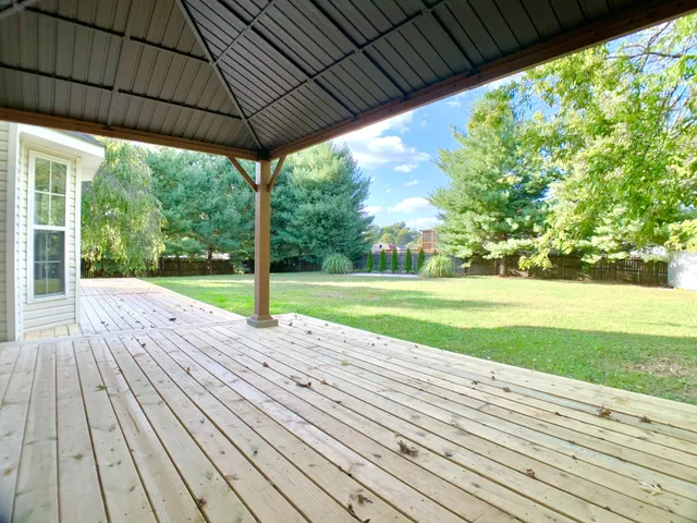 a view of a back yard