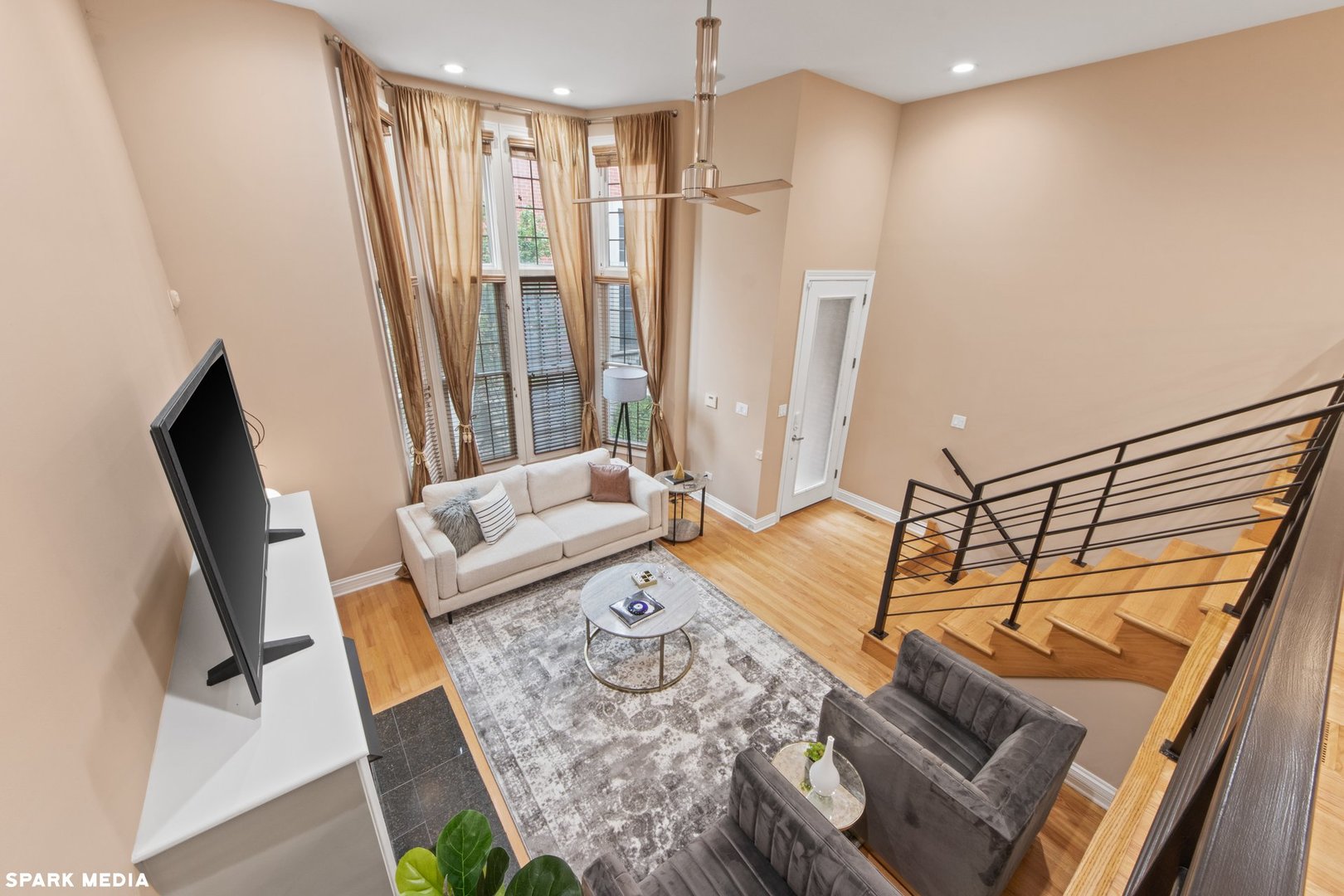 18 North Ada Street, Unit C Chicago, IL 60607 - Photo 5 of 28 a living room with furniture and a rug