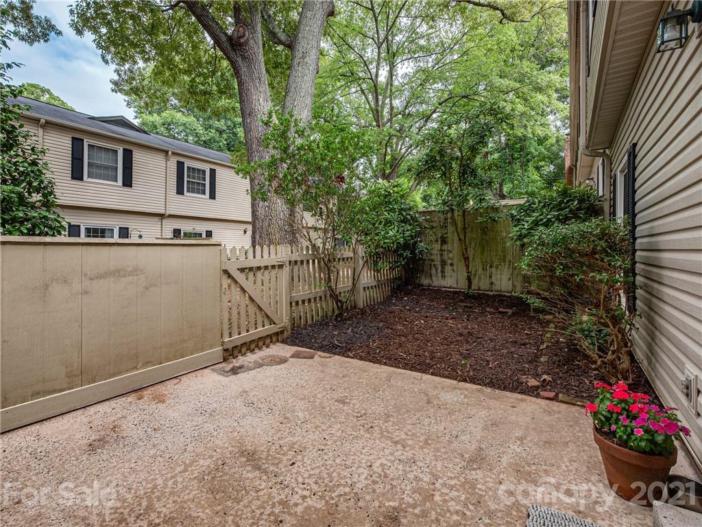 5939 Quail Hollow Road, Unit B Charlotte, NC 28210 - Photo 20 of 23 a backyard of a house with lots of green space