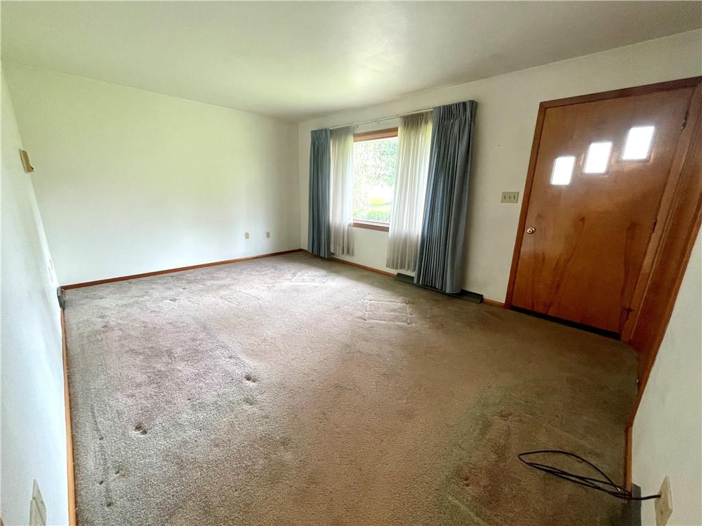 362 Carbon Center Road Butler, PA 16002 - Photo 14 of 43 an empty room with a mirror