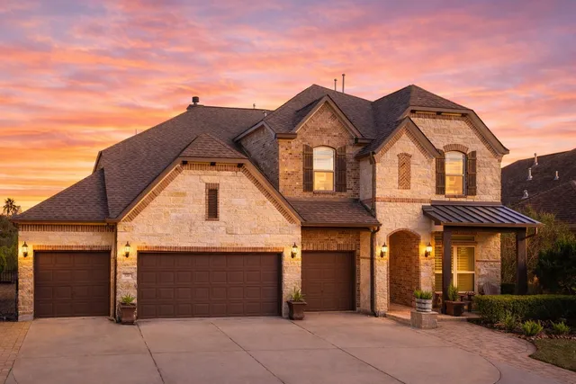 a front view of house with yard