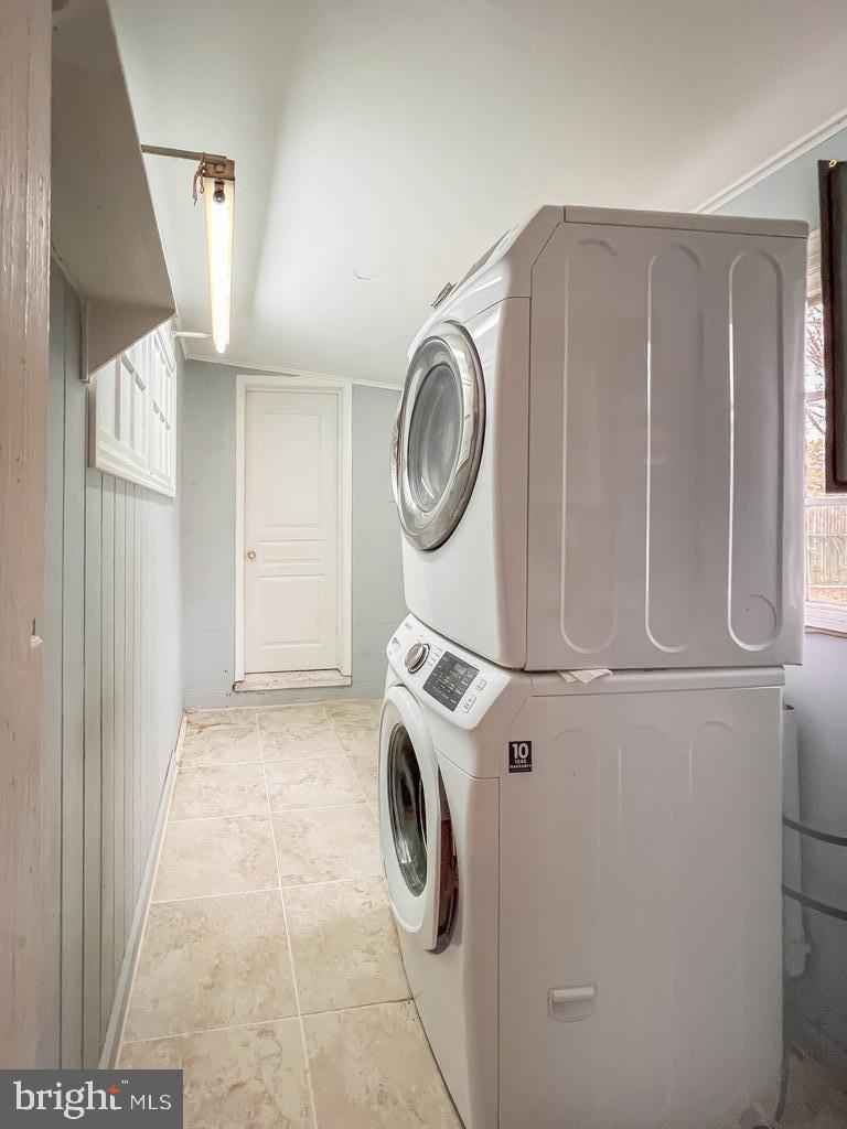 10 Makefield Road Morrisville, PA 19067 - Photo 32 of 46 a utility room with dryer and washer
