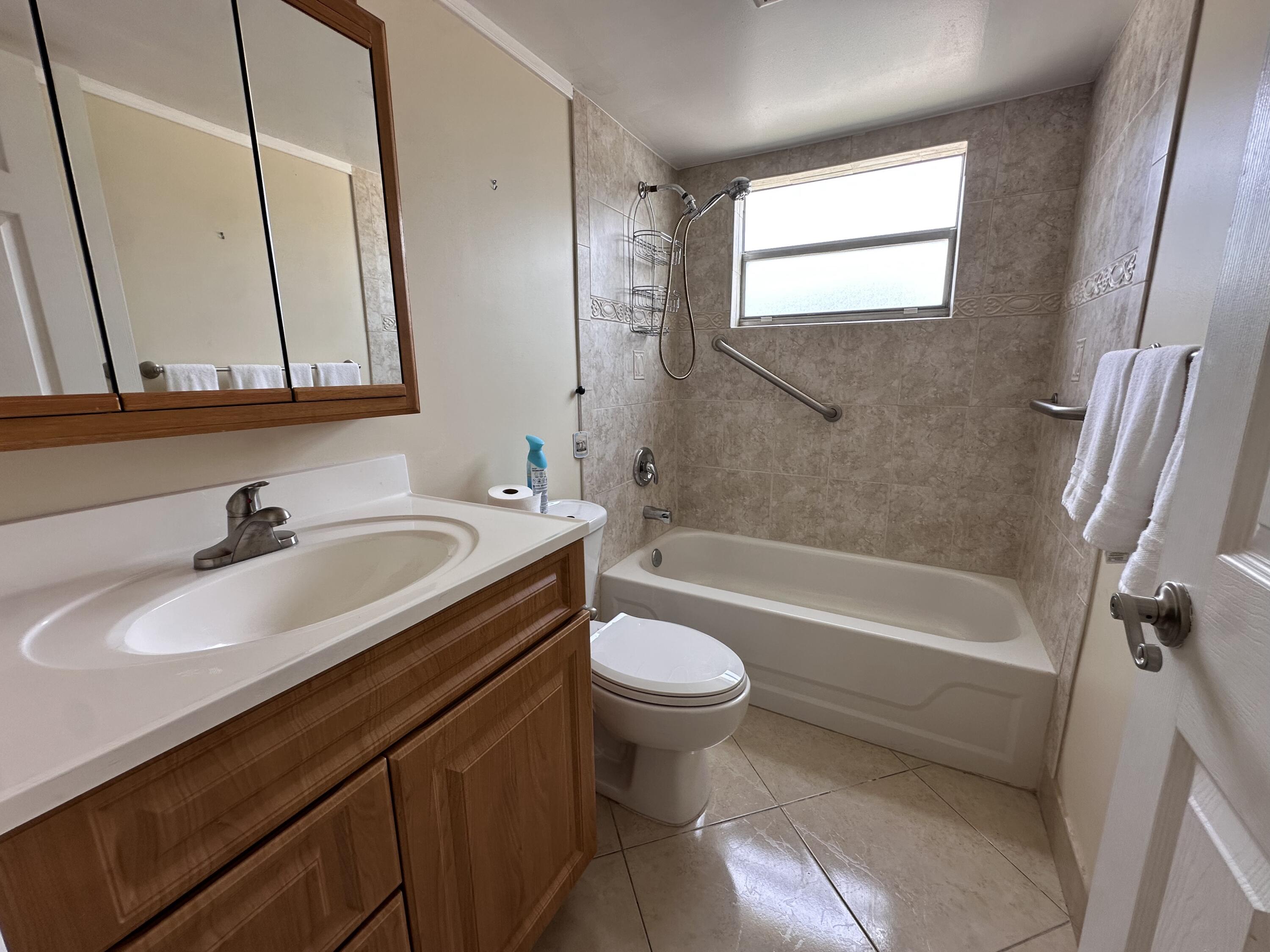 433 Saxony Way Delray Beach, FL 33446 - Photo 19 of 49 a bathroom with a sink a toilet and a bathtub