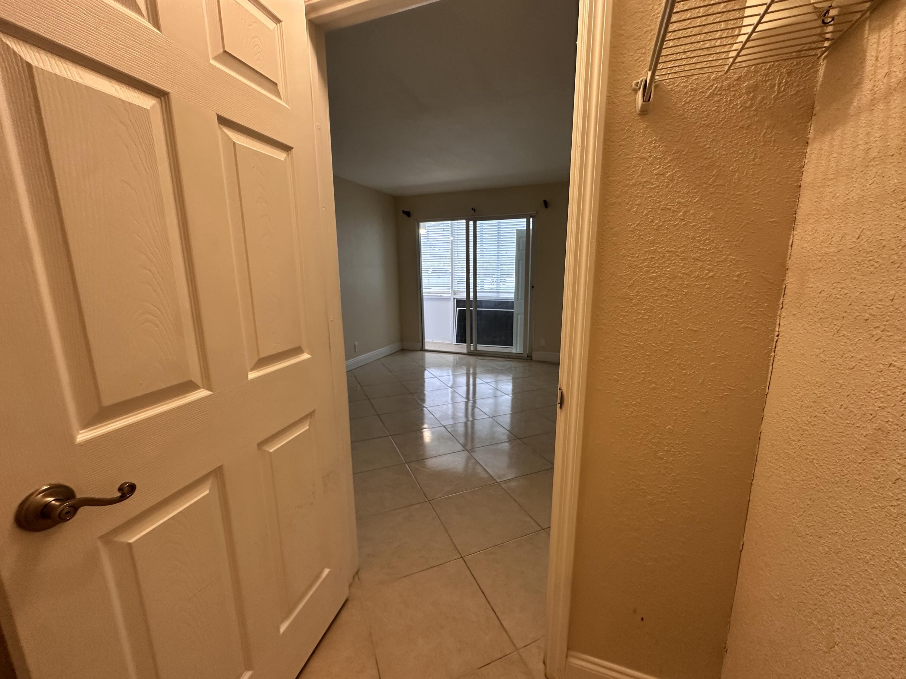 433 Saxony Way Delray Beach, FL 33446 - Photo 33 of 49 a view of a hallway
