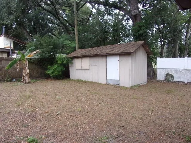 a view of a backyard