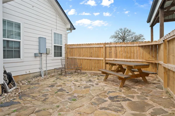 a view of a backyard