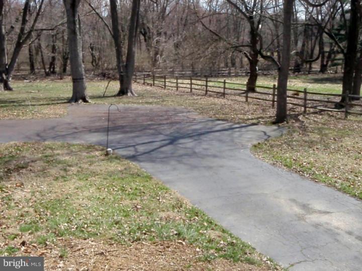 904 Valley Road Blue Bell, PA 19422 - Photo 4 of 25 Driveway
